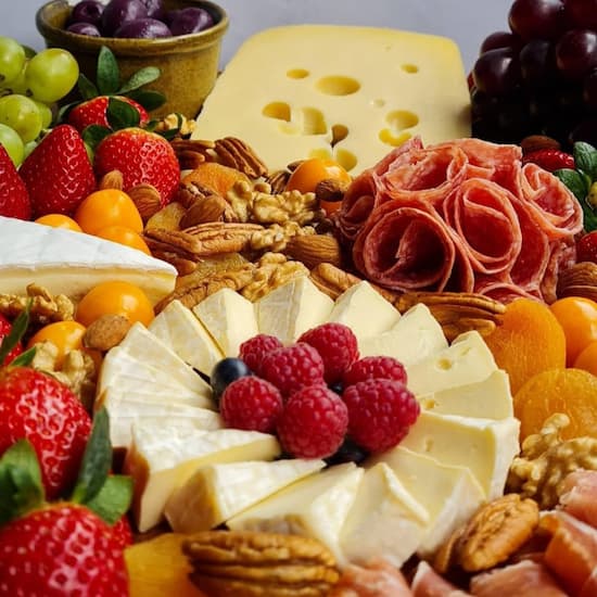 Tabla de picar con tres quesos, jamon, frutos secos y frutas en caja - Cod:ENP05