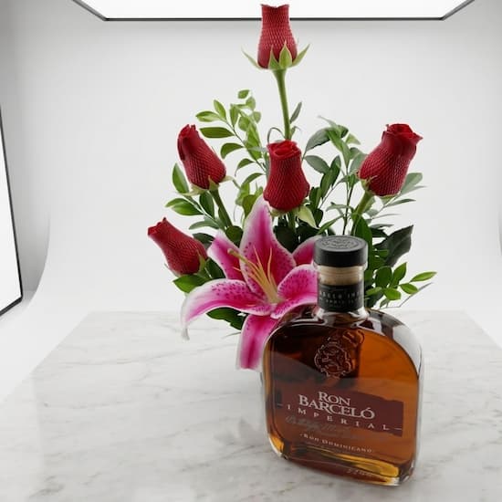 Arreglo floral con rosas y licor Barceló delivery Lima exclusivo - Cod:OTR15